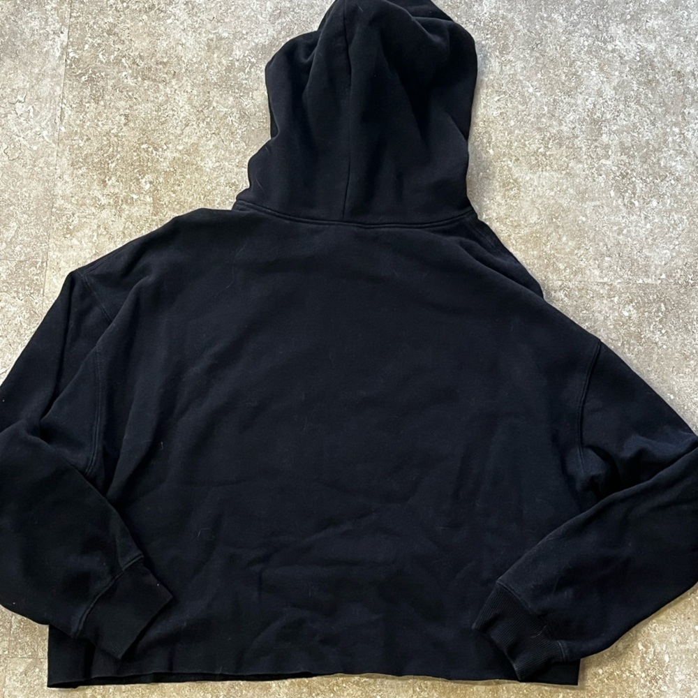 Hybrid & Company Black and Red Chicago Bulls Cropped Hoodie with Raw Hem - Picture 2 of 4